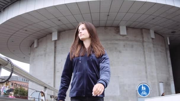 Adolescente sério do sexo feminino com cara bonita andando ao ar livre em Blue Jacket — Vídeo de Stock