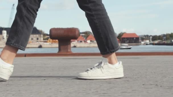 Frauenbeine spazieren im Sommer an der Hafenpromenade in Kopenhagen — Stockvideo
