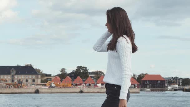 Gyönyörű tini séta Portside Koppenhágában egy napsütéses napon — Stock videók