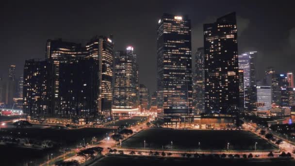 Dron nad ulicemi a mrakodrapy Singapuru — Stock video