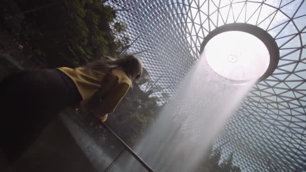 Nő nézi a víz kaszkád a felhő erdőben — Stock videók
