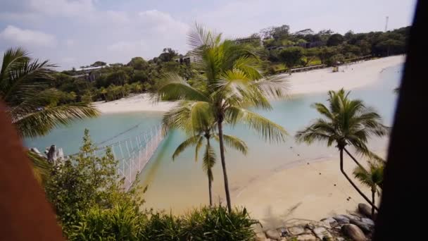 Seilbrücke und Blick auf den Strand vom Balkon — Stockvideo