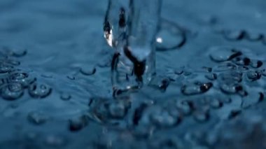 Yüzeyi saran devamlı su ve daha küçük kabarcıklar.