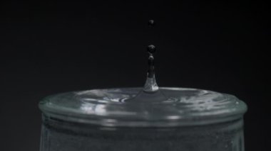 Makro Su Damlası Dalgalanma Efektiyle Dolu Su Bardağına
