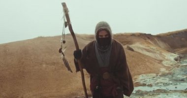 Garip Manzaralı Başlıklı ve Maskeli Adam