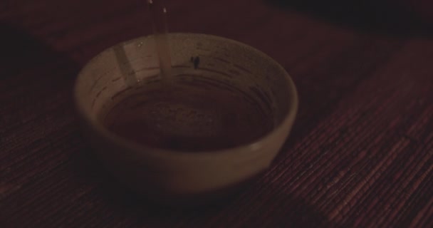 Свежий чай наливают в миску — стоковое видео