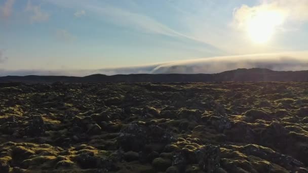 Lot dronem nad krajobrazem skalnym o wschodzie słońca — Wideo stockowe