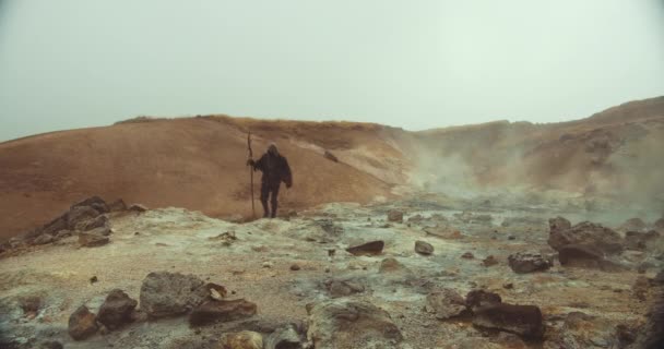 Таємнича фігура в пустельному пейзажі — стокове відео