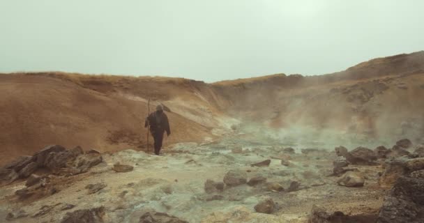 Homem misterioso caminhando através da paisagem termal da mola — Vídeo de Stock