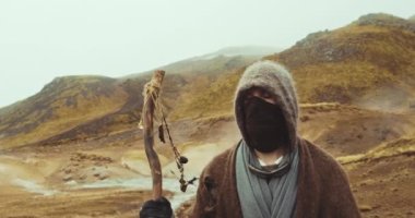 Sıcak Bahar Manzarasında Maskeli Adam