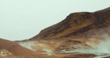 Kapüşonlu Adam Kapüşonlu Baharda Yürüyor