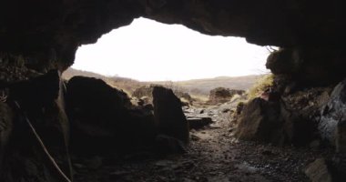 Mağaranın İçinden Görünmez Arazi