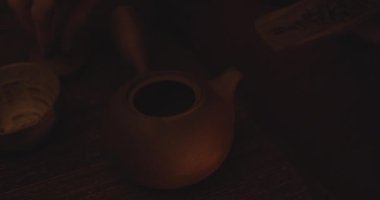 Mağarada Çay Yapmaya Hazırlanan Adam