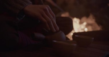 Çaydanlığı Kaldıran Adam Mağaraya Yattı