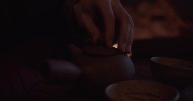 Kaynar su mağaraya dökülüyor.