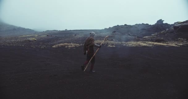 Wandering Hooded Nomad On Black Sand — Stok Video