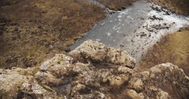 Вид со скалы на реку ниже — стоковое видео