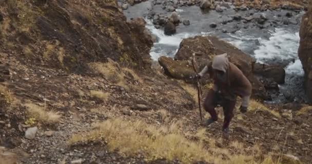 중독 된 낯선 사람이 강을 따라 걸으다 — 비디오