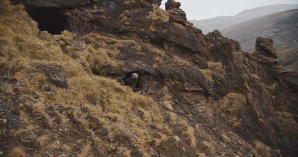 Figura encapuchada emergente de la cueva — Vídeo de stock