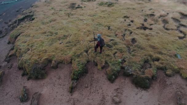 Drohne über Kapuzenfigur auf dem Hügel — Stockvideo