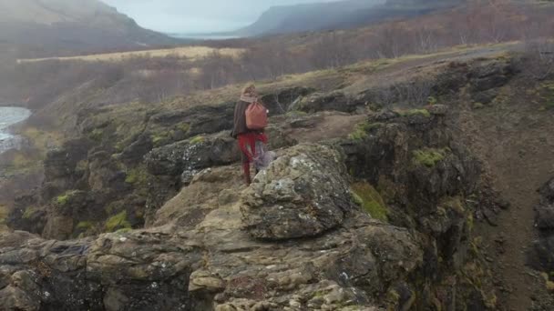 Drone sobre mulher andando em paisagem rochosa — Vídeo de Stock