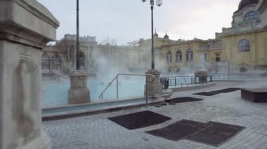 Turistler Budapeşte 'deki Açık Havuz' dan Buhar Banyosu 'nu Dinleniyor ve Keyifleniyor