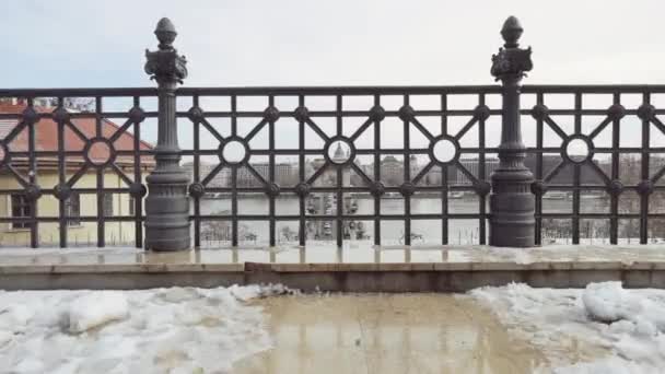 Spårning Skott Från Terrassen Med Utsikt Roundabout Och Bilar I Budapest — Stockvideo