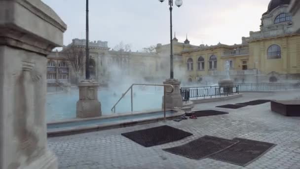 Les touristes se détendre et profiter du bain de vapeur de la piscine extérieure à Budapest — Video