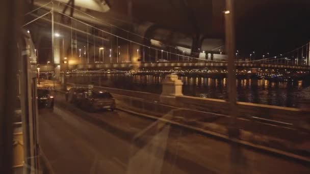 Bewegend voertuig van de straten van Boedapest en de Szechenyi Kettingbrug — Stockvideo