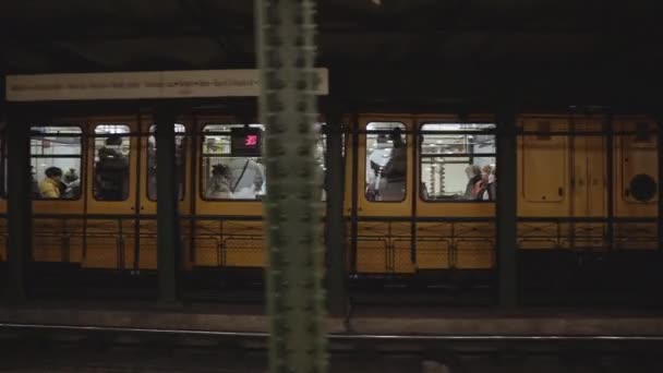 Vista nocturna del Tren Amarillo en Budapest — Vídeos de Stock