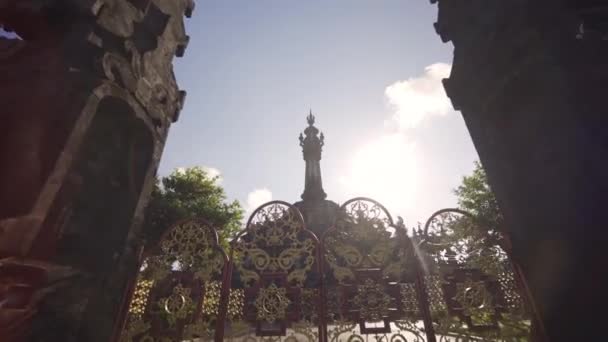 バジラ・サンディ記念碑への入り口ゲート — ストック動画