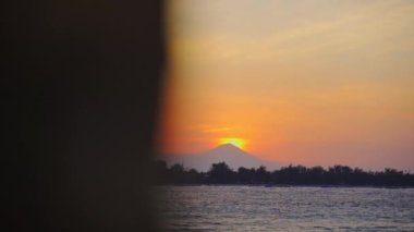 Sisli Dağ 'ın Arkasında Güneş Batıyor