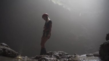 Goa Jomblang Mağarasında Mağara Kızı Güneşte Işınlanıyor