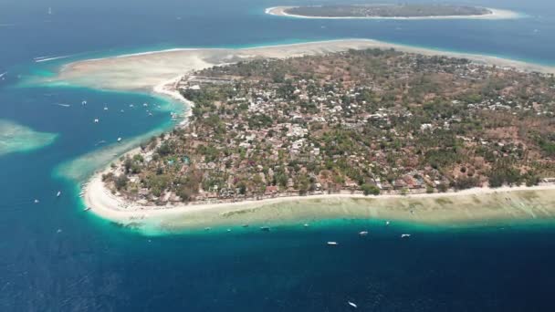 Drone sopra la costa dell'isola di Gili — Video Stock