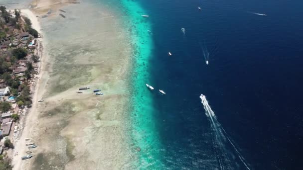 海岸線による海上のドローン追跡船 — ストック動画