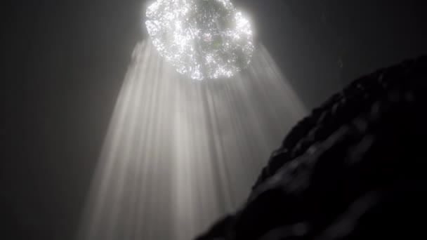 고아 줌블랑 동굴 위의 구멍을 통과하는 태양 광선 — 비디오