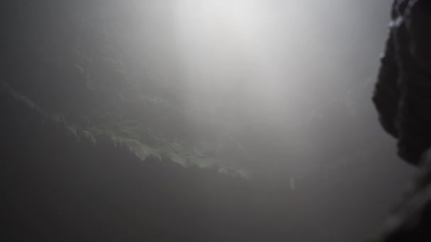 Sluneční paprsky skrz díru nad jeskyní Goa Jomblang — Stock video