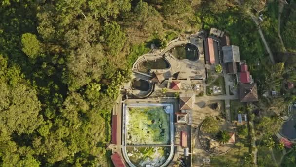 Dron nad opuštěným hotelovým komplexem v lese — Stock video