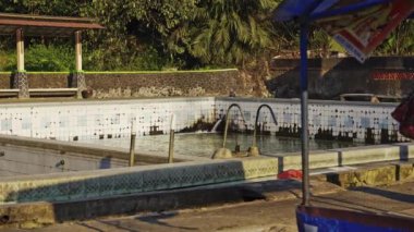 Terk Edilmiş Tatil Köyünde Yüzme Havuzu