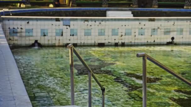 Acqua in piscina abbandonata in resort abbandonato — Video Stock