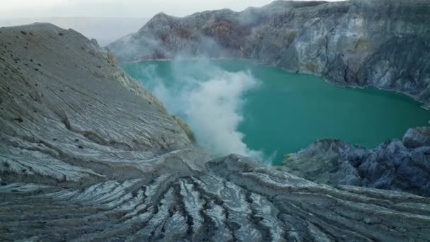 Drone sobre Kawah Ijen vulcão cratera lago — Vídeo de Stock