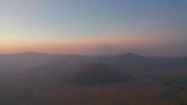 Drone o wschodzie słońca nad Mount Bromo i Kalderą — Wideo stockowe