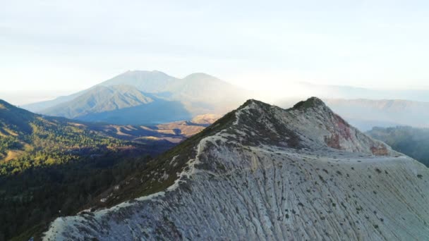 Drohne über dem Kamm des Vulkankratersees Kawah Ijen — Stockvideo