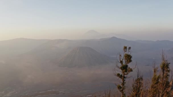 Drone al amanecer sobre el Monte Bromo y Caldera — Vídeos de Stock