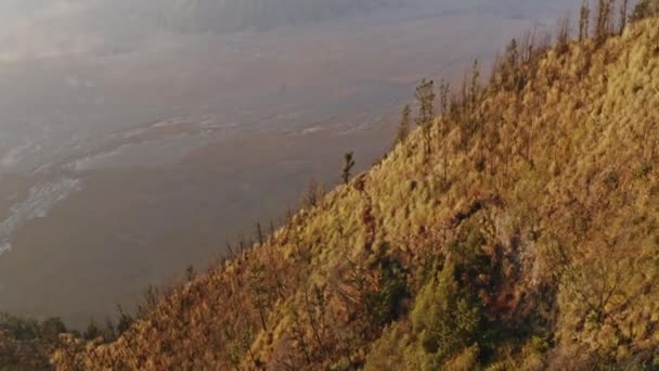 Дрони над гірською місцевістю тигр - кальдера — стокове відео