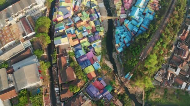 Dron nad barevnými budovami Kampung Warna Warni Jodipan — Stock video