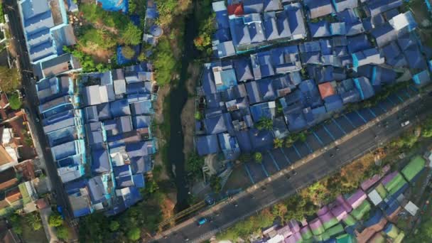 Drone Over Road og farvede bygninger Kampung Warna Warni Jodipan – Stock-video