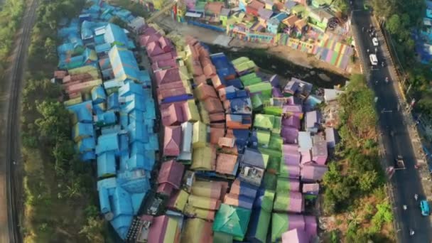 Drohne über bunten Gebäuden von Kampung Warna Warni Jodipan — Stockvideo