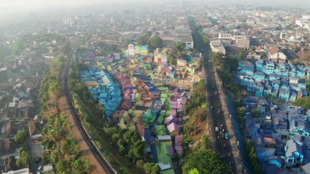 Drone sopra edifici di Kampung Warna Warni Jodipan — Video Stock