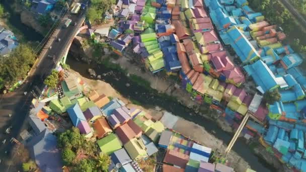Dron nad miastem i rzeką Kampung Warna Warni Jodipan — Wideo stockowe